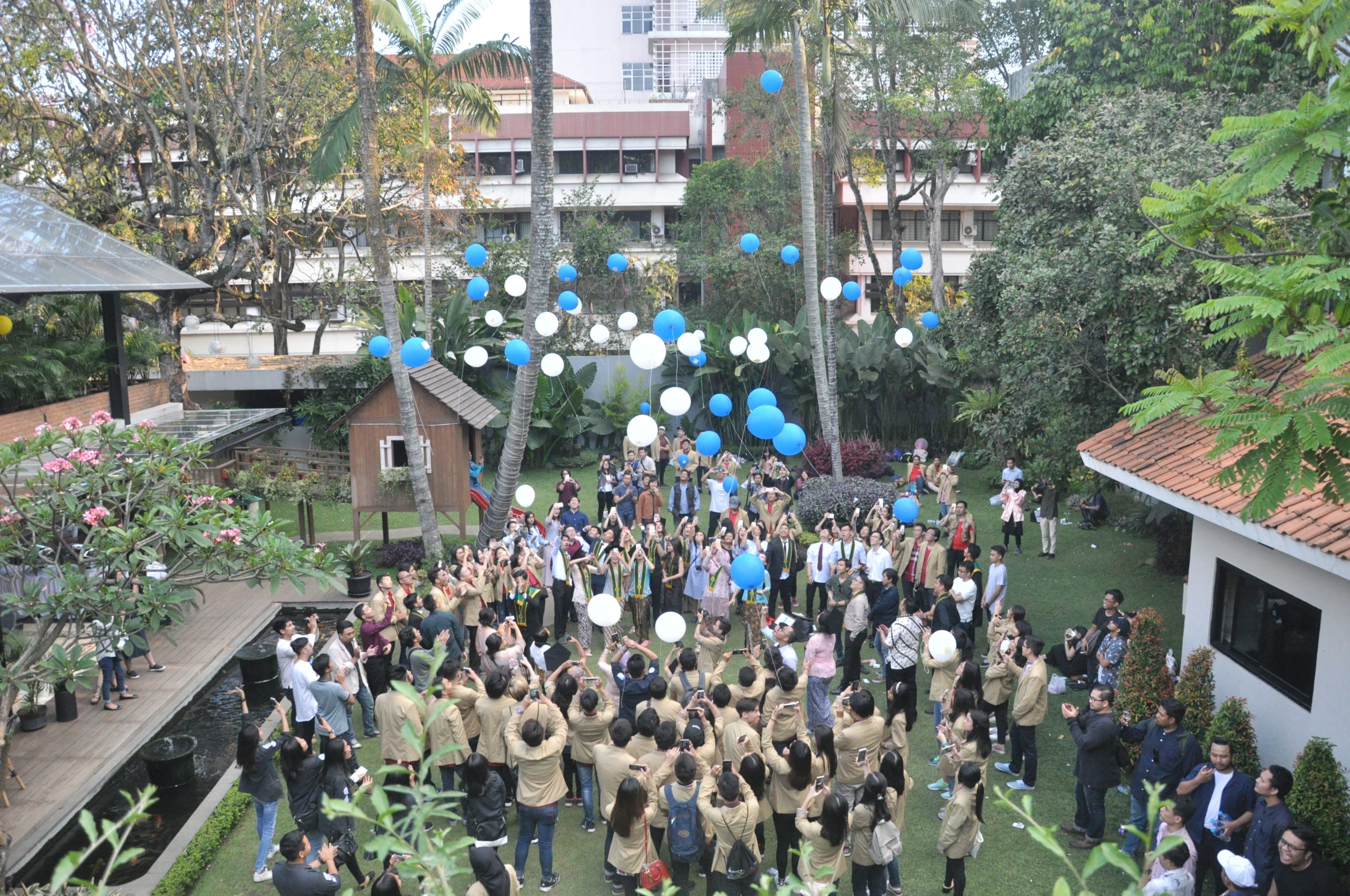 PENGHARGAAN-WISUDAWAN-01-LEONORA-NATASYAMELINDA